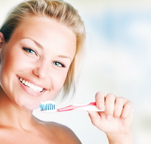 чистка зубов щеткой и пастой
